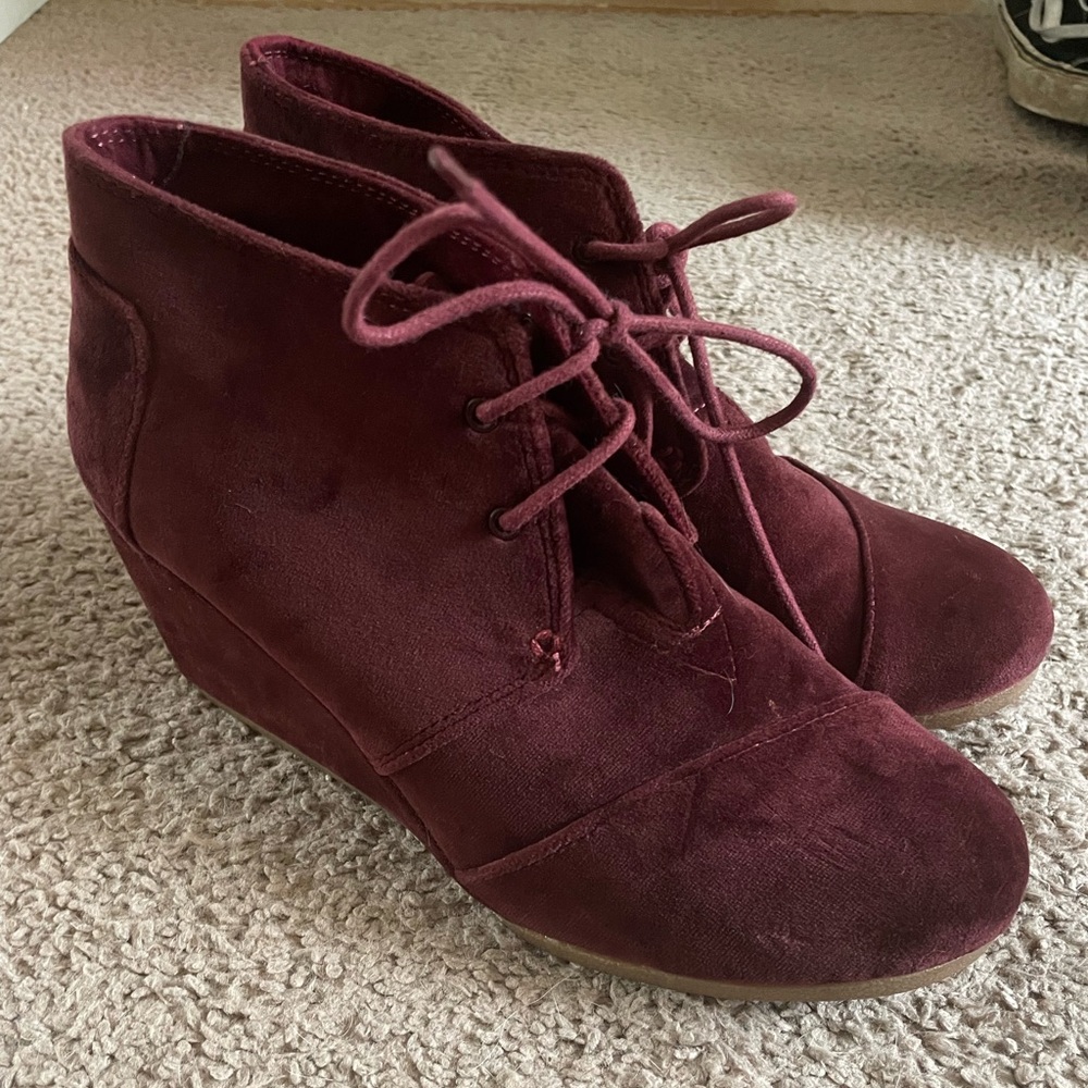 Tom’s burgundy wedges